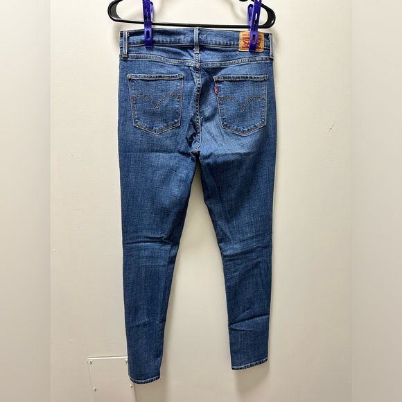 Women’s Levis jeans - Picture 2 of 3